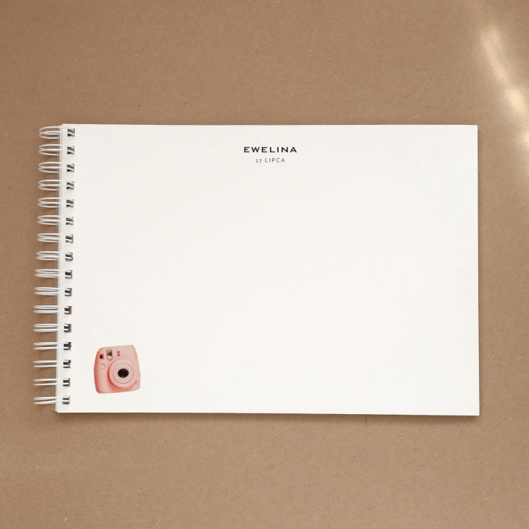 Księga gości w pozytywnym stylu retro na przyjęcie urodzinowe - strona w środku