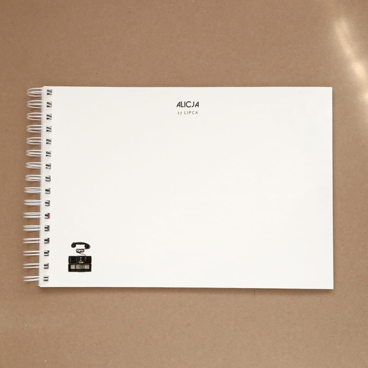 Księga gości w stylu retro na przyjęcie urodzinowe - strona w środku