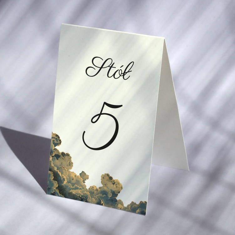 Vintage numerki na stół urodzinowy z chmurami