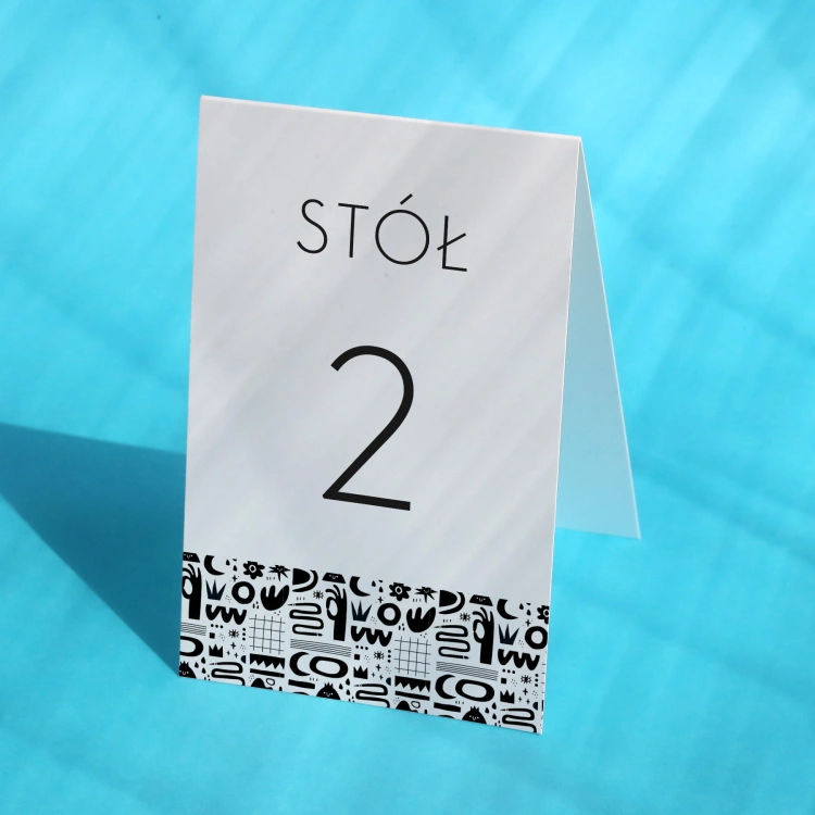 Numerki na stół urodzinowy z wesołym wzorem