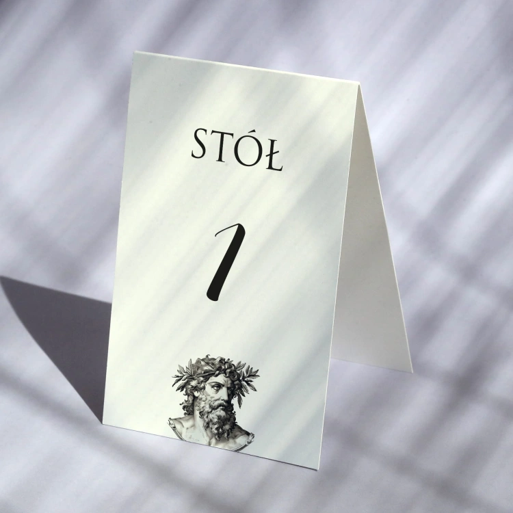 Vintage numerki na stół urodzinowy z antyczną postacią