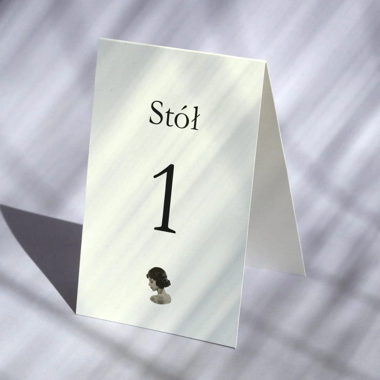 Minimalistyczne numerki na stół urodzinowy w stylu vintage