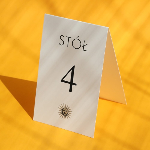 Minimalistyczne numerki na stół urodzinowy w stylu vintage
