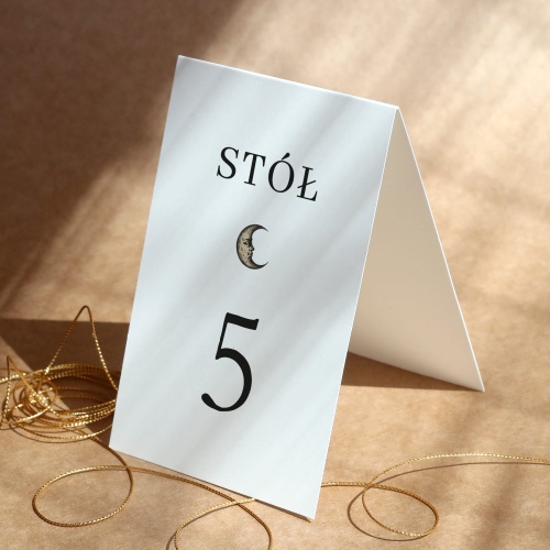 Minimalistyczne numerki na stół urodzinowy w stylu vintage