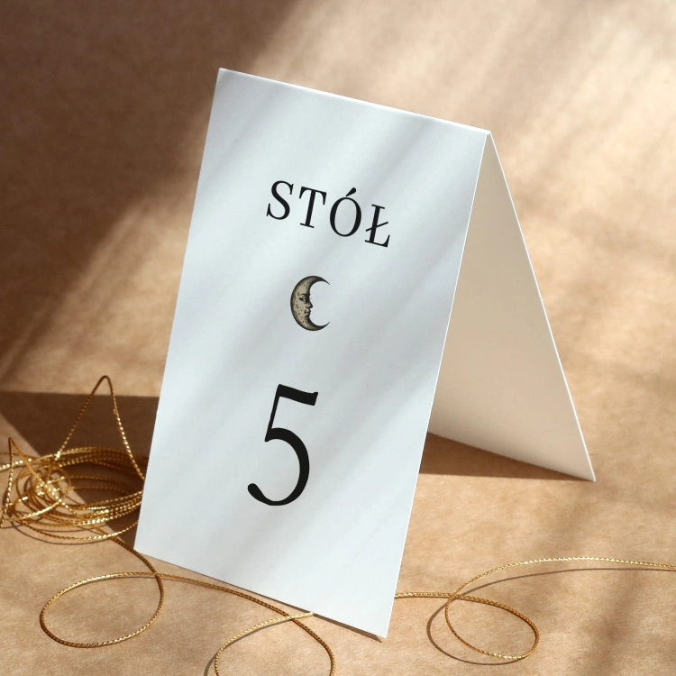 Minimalistyczne numerki na stół urodzinowy w stylu vintage