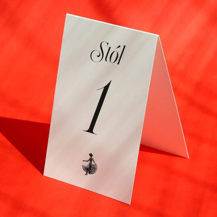 Eleganckie numerki na stół urodzinowy w stylu vintage