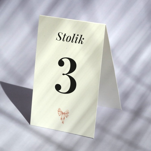 Numerki na stół urodzinowy z delikatną kokardką