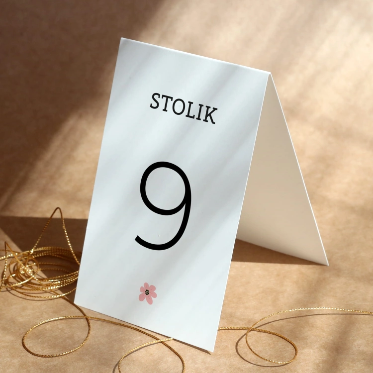 Numerki na stół urodzinowy z różowym kwiatkiem