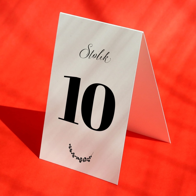 Numerki na stół urodzinowy z delikatną gałązką