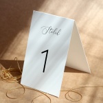 Minimalistyczne numerki na stół urodzinowy