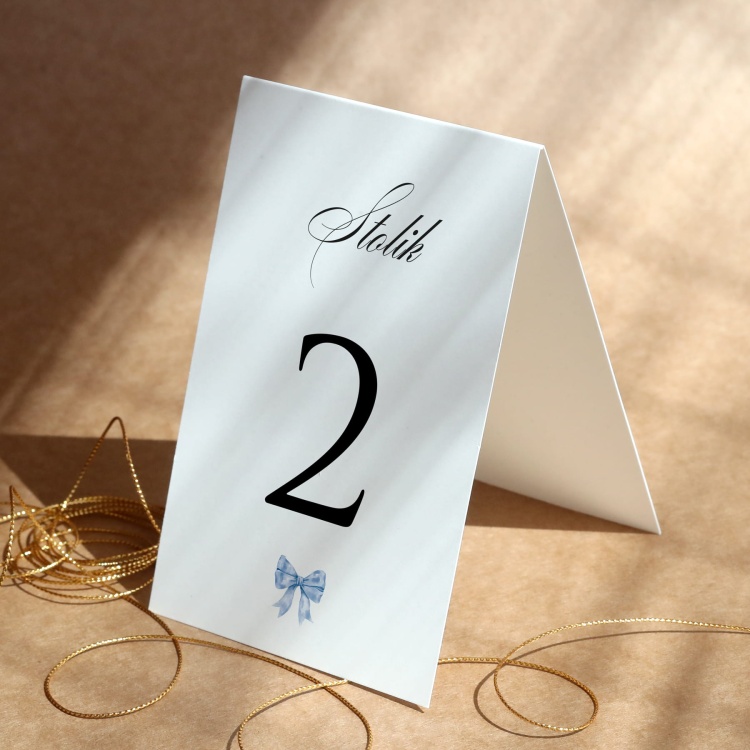 Minimalistyczne numerki na stół urodzinowy z kokardką