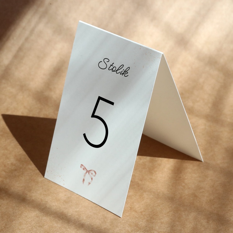 Dekoracyjne numerki na stół urodzinowy ze wstążką