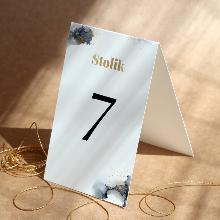 Eleganckie numerki na stół urodzinowy