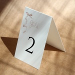 Numerki na stół urodzinowy z delikatną wstążką