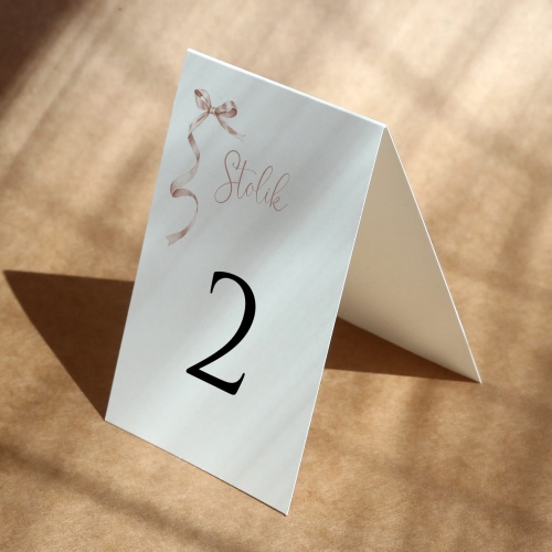 Numerki na stół urodzinowy z delikatną wstążką