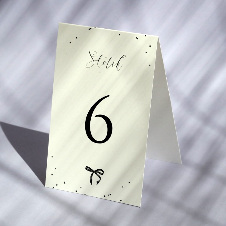 Numerki na stół urodzinowy z elegancką wstążką