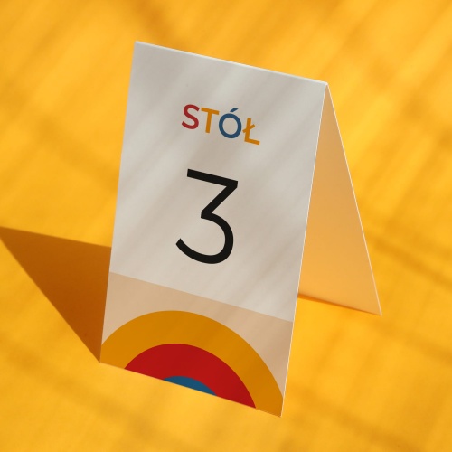 Numerki na stół urodzinowy z kolorowymi łukami