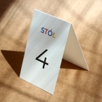 Numerki na stół urodzinowy z kolorowym napisem