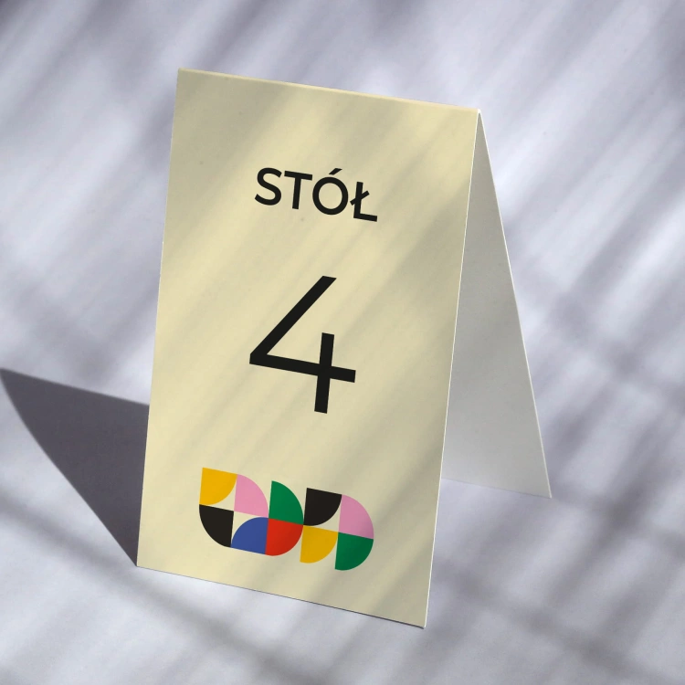 Numerki na stół urodzinowy z kolorowym wzorem