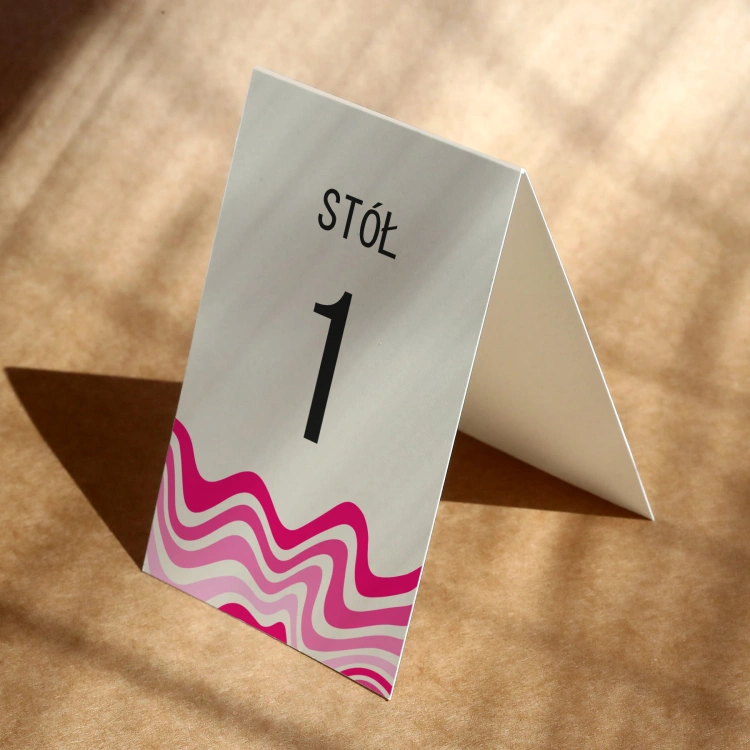 Numerki na stół urodzinowy z różową falą