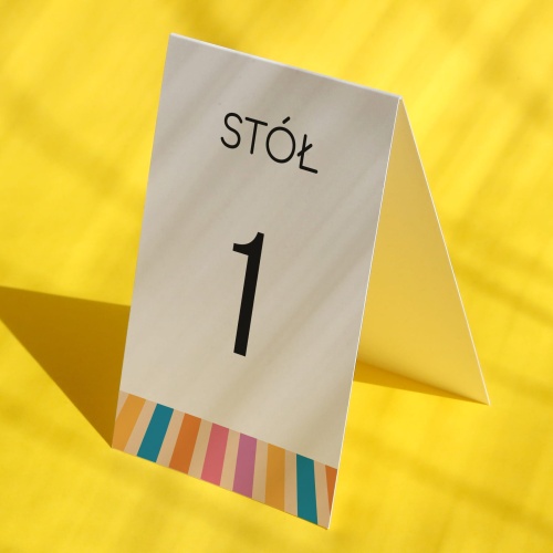 Numerki na stół urodzinowy z kolorowymi paskami