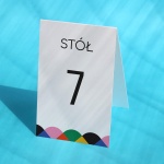 Numerki na stół urodzinowy z kolorowym wzorkiem