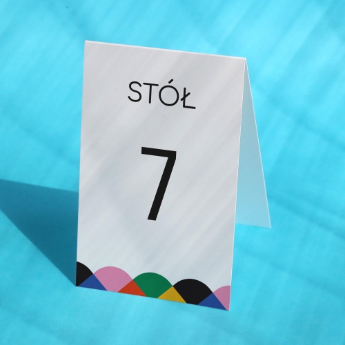 Numerki na stół urodzinowy z kolorowym wzorkiem