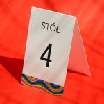 Numerki na stół urodzinowy z kolorową falą