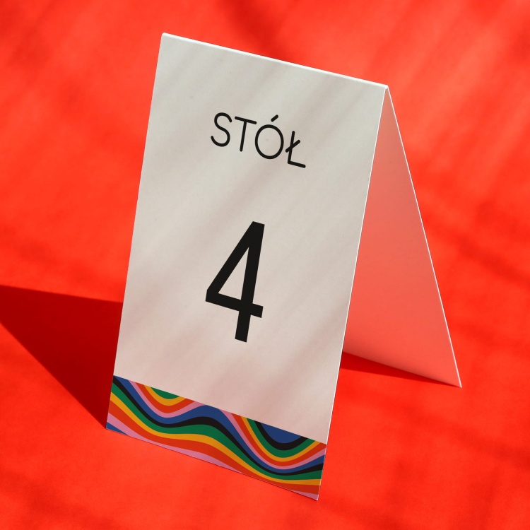 Numerki na stół urodzinowy z kolorową falą