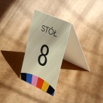 Numerki na stół urodzinowy z kolorowymi pasami