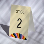 Numerki na stół urodzinowy z kolorowymi paskami