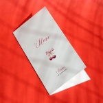 Karty menu na przyjęcie z różową kokardką i wiśniami- okładka