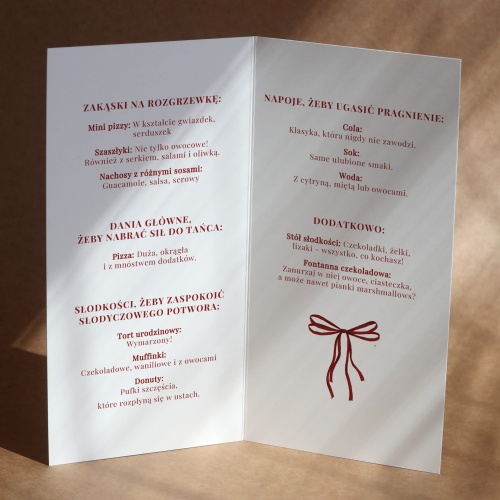 Karty menu na przyjęcie z elegancką czerwoną wstążką- środek