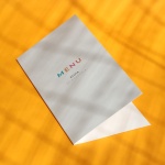 Proste karty menu na przyjęcie z kolorowym napisem- okładka