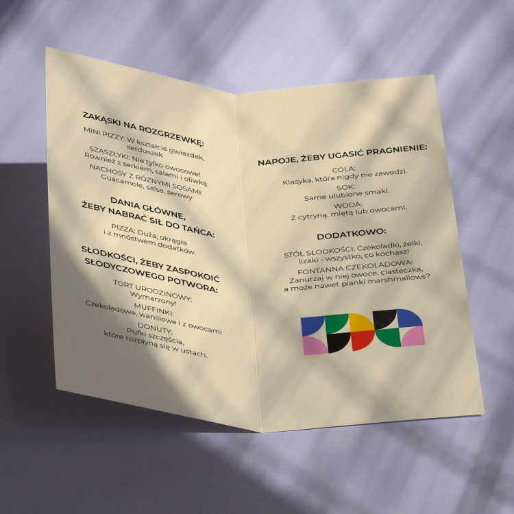 Karty menu na przyjęcie z kolorowym wzorkiem- środek