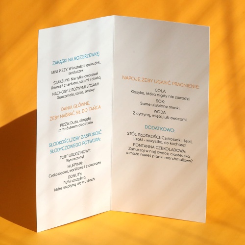 Karty menu na przyjęcie z kolorowymi napisami- środek