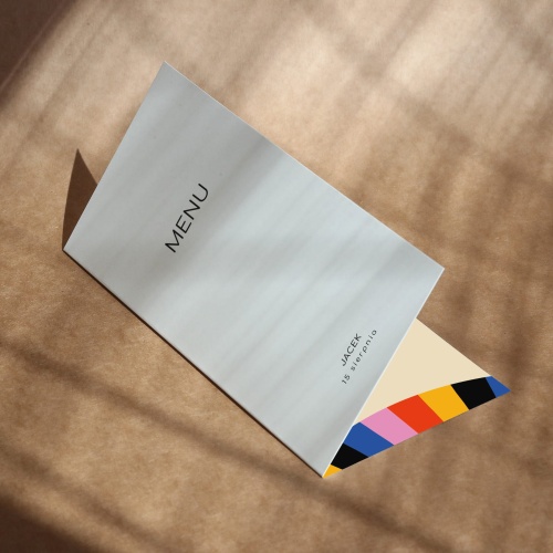 Karty menu na przyjęcie z kolorowym wzorem- okładka