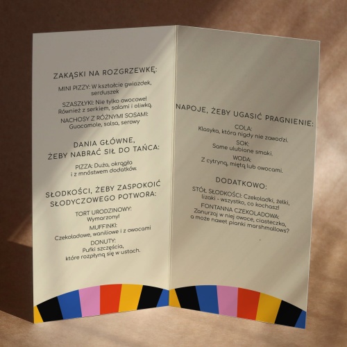 Karty menu na przyjęcie z kolorowym wzorem- środek