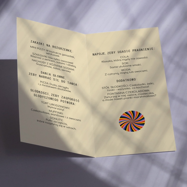 Karty menu na przyjęcie z kolorowym wzorkiem- środek