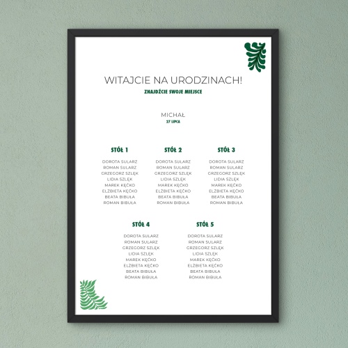 Plan stołu urodzinowego z zielonymi gałązkami