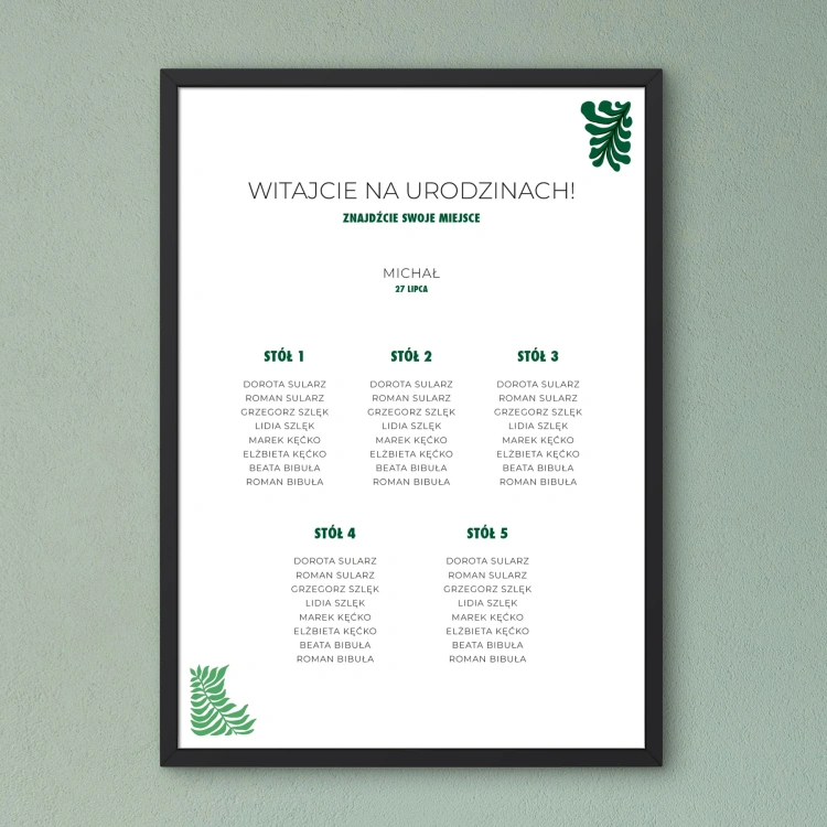 Plan stołu urodzinowego z zielonymi gałązkami