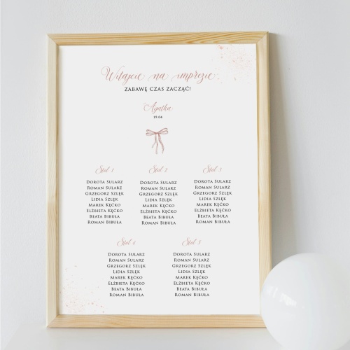 Plan stołu urodzinowego z delikatną wstążką