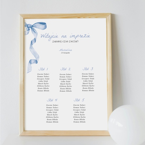 Plan stołu urodzinowego z niebieską wstążką