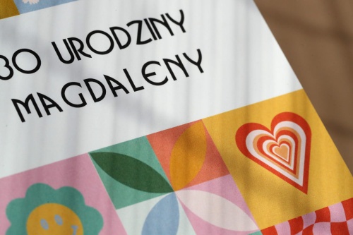 Kolorowe zaproszenia urodzinowe z radosną moaziką