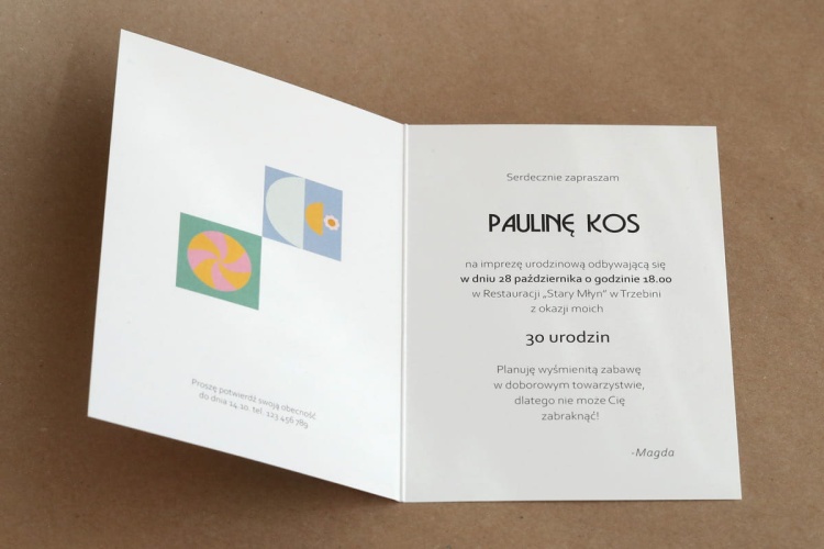 Kolorowe zaproszenia urodzinowe z radosną moaziką