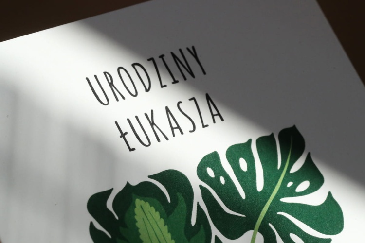 Mocno zielone zaproszenia urodzinowe