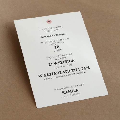 Zaproszenia urodzinowe z botanicznym wzorem liści i różowych kwiatków