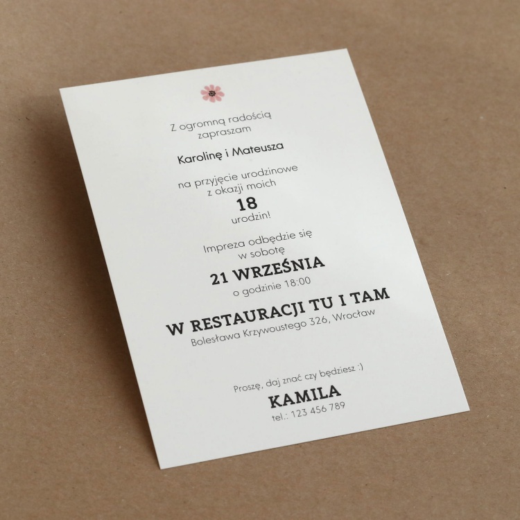 Zaproszenia urodzinowe z botanicznym wzorem liści i różowych kwiatków