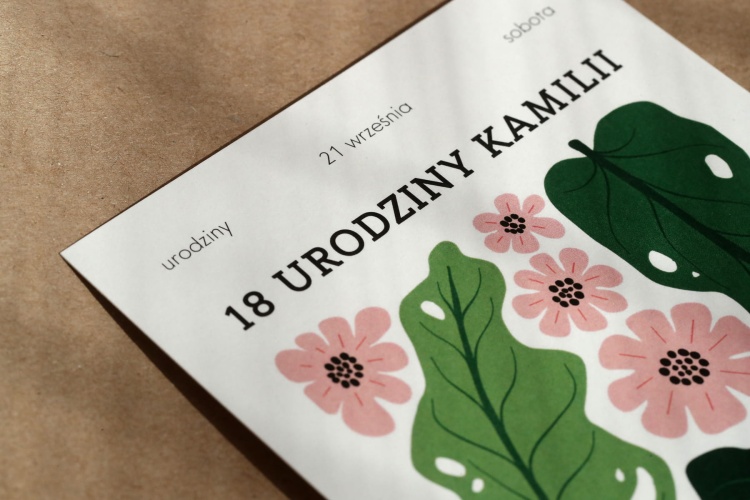 Zaproszenia urodzinowe z botanicznym wzorem liści i różowych kwiatków