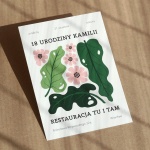 Zaproszenia urodzinowe z botanicznym wzorem liści i różowych kwiatków